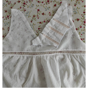 Auf der linken Seite Aufschlag mit rechter Seite annähen