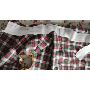 Historische Bluse für den Alltag nähen - Schrägband an Ausschnitt heften und annähen