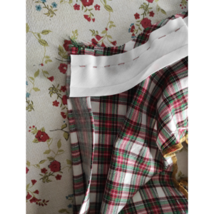 Schrägband an Ausschnitt heften und annähen