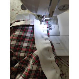 Historische Bluse für den Alltag nähen - Schrägband an Ausschnitt heften und annähen