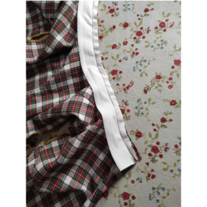 Historische Bluse für den Alltag nähen - Schrägband an Ausschnitt heften und annähen