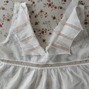 Damen Unterhemd nähen um 1900 - fertig angenähter Aufschlag
