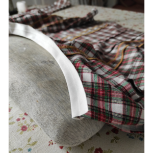 Historische Bluse für den Alltag nähen - Schrägband auf linke Seite umklappen