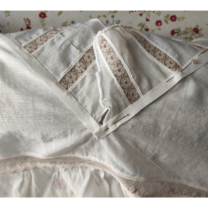 Damen Unterhemd nähen um 1900 - Stoffstreifen von Hand über Naht von Aufschlag annähen