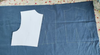 Nähanleitung Vintage Kleid 1940er Jahre mit hoher Taille - Rückenteil Schnittmuster für Oberteil auf Stoff übertragen