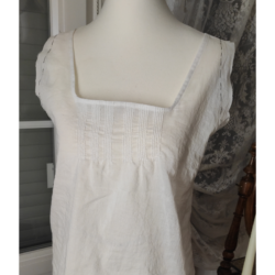 Historisches Unterhemd mit schmalen Biesen - Saum von Ausschnitt fertig versäubert mit Beleg