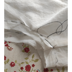 Historisches Unterhemd mit schmalen Biesen - Stoffstreifen an Ärmelsaum heften