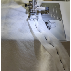 Historisches Unterhemd mit schmalen Biesen - Stoffstreifen an Ärmelsaum nähen