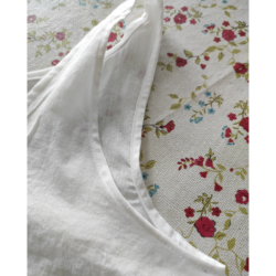 Historisches Unterhemd mit schmalen Biesen - fertig versäuberter Armausschnitt