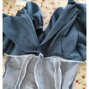 Nähanleitung Vintage Kleid 1940er Jahre mit hoher Taille - hintere Mitte mit Stecknadel fixieren