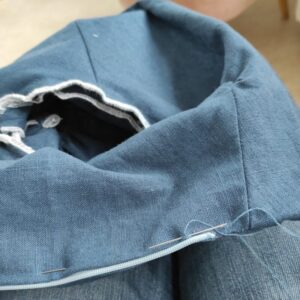 Nähanleitung Vintage Kleid 1940er Jahre mit hoher Taille - Innenseite vom Oberteil umschlagen von von Hand annähen