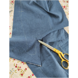 Nähanleitung Vintage Kleid 1940er Jahre mit hoher Taille -Vorder und Rückenteil an Schulter zusammen nähen und beim Kragen einschneiden