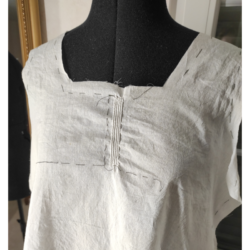 Historisches Unterhemd mit schmalen Biesen - genähte Biesen