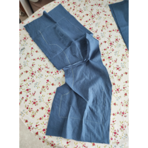 Nähanleitung Vintage Kleid 1940er Jahre mit hoher Taille - Kragen an Ausschnitt von Rückenteil nähen