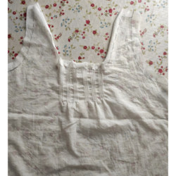 Historisches Unterhemd mit schmalen Biesen - genähte Biesen