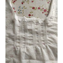 Historisches Unterhemd mit schmalen Biesen - genähte Biesen