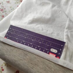 Historisches Unterhemd mit schmalen Biesen - Saum mit Hilfsnaht erneut umbügeln