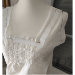 Historisches Unterhemd mit schmalen Biesen - Belegschablone anfertigen für Ausschnitt