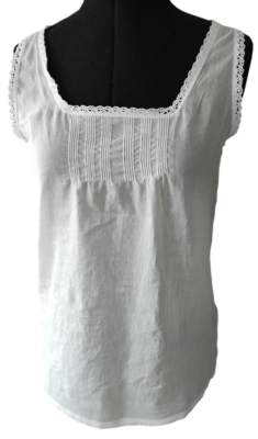 Historisches Unterhemd mit schmalen Biesen vorn