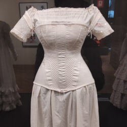 historisches Nachthemd nähen, ein Modell aus dem Museum in Prag