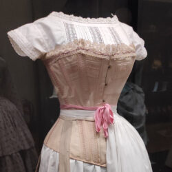 Museum für dekorative Künste in Prag, Ausstellungsstück Chemise mit Korsett