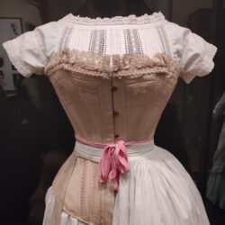Museum für dekorative Künste in Prag, Ausstellungsstück Chemise mit Korsett